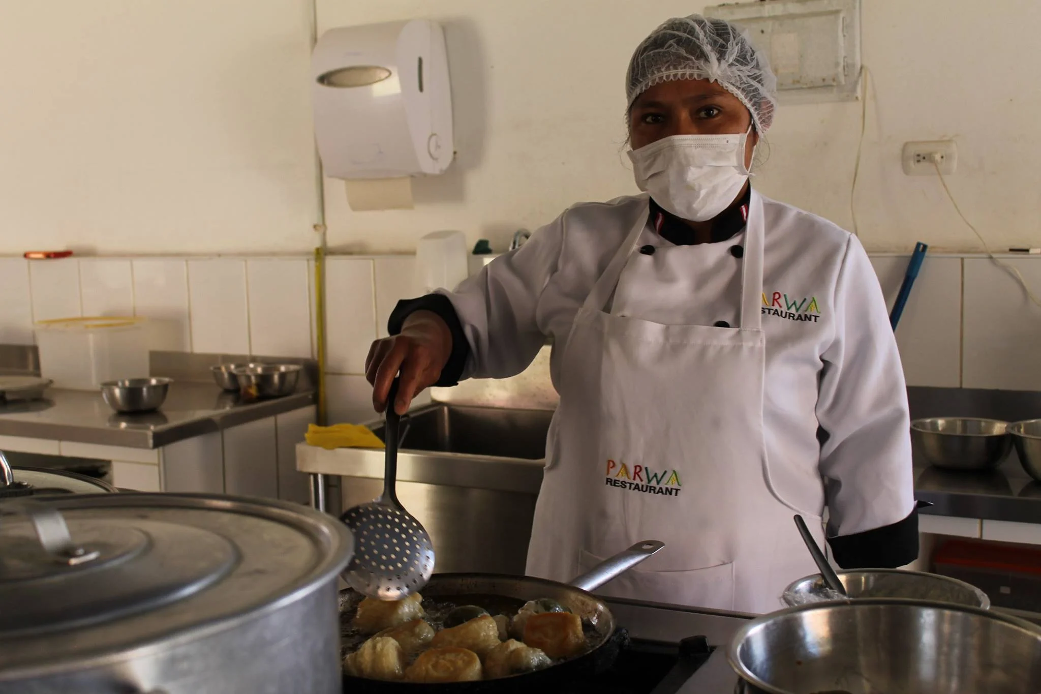 cocinera cocinando